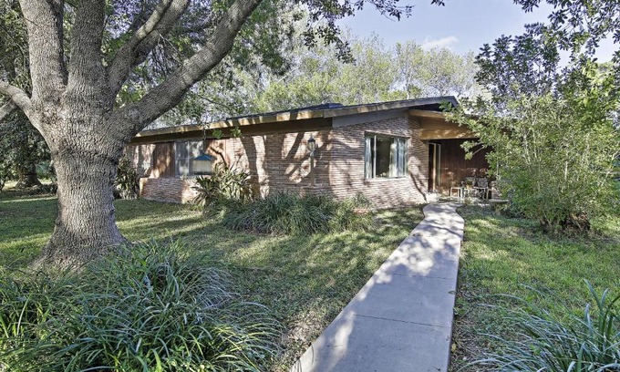 Brownsville Casa | Mid-Century Hideaway Spacious Brownsville Home!