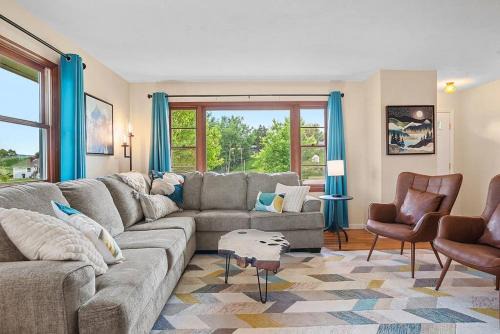 Rapid City Casa | Mid-Century Magic - HUGE Space