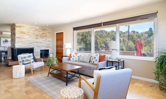 Northeast Santa Fe Casa | Mid-century Modern 3 min for plaza