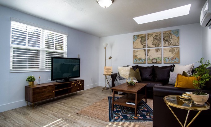 North Oak Park Apartamento | Mid-Century Modern Guest House in North Oak Park