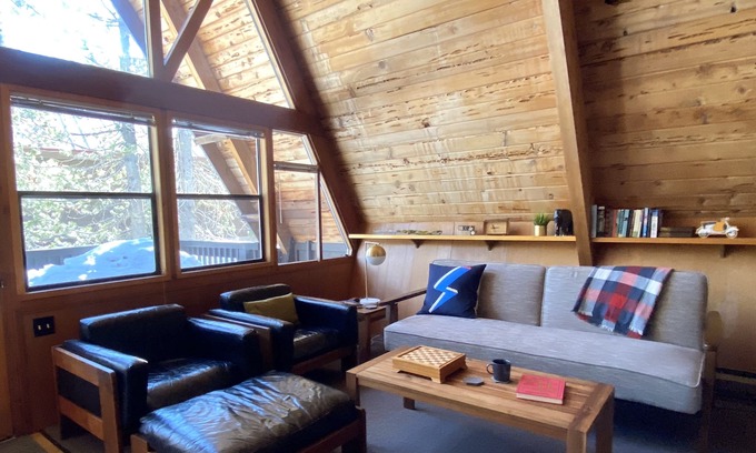 Serene Lakes Casa | ¡Nuevo! Mid-Century Moderna cabaña con marco en A junto al lago