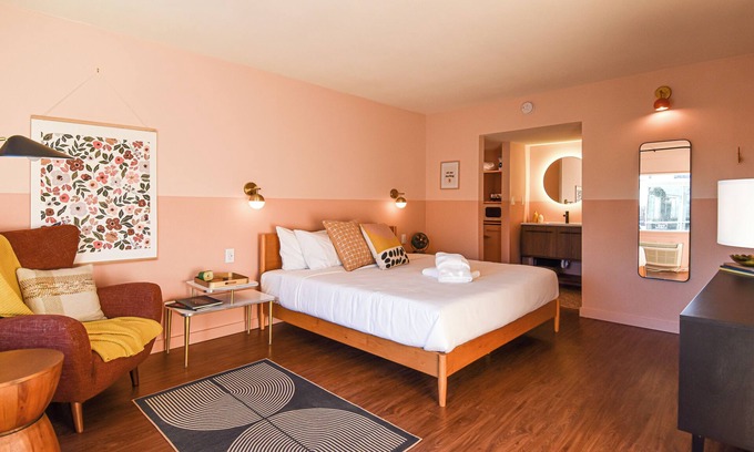 Fayetteville Hotel | Mid-Century Themed Hotel Room in Fayetteville, AR - The Clementine on College #5