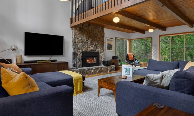 Marmot Casa | Midcentury Modern Nestled in Mt Hood Wilderness, River Access w/Views.