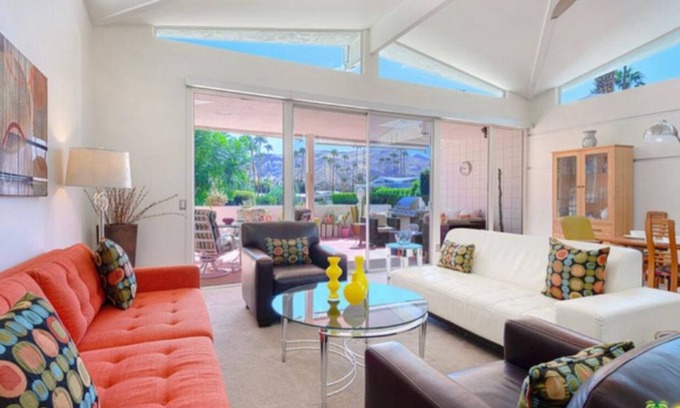 Canyon Corridor Condominio | Midcentury Modern with Mountain Views