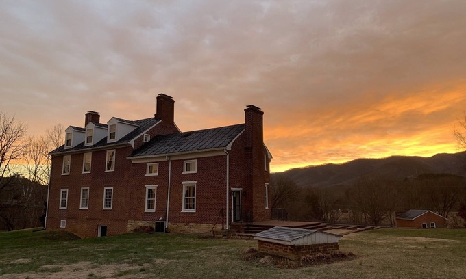 Glasgow Casa | MidMountain Retreat, a budding arts space in a historic home on the James River