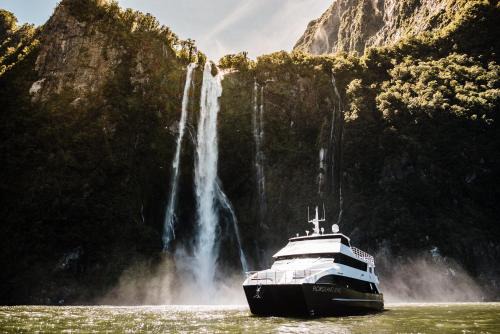 Milford Sound Alquiler De Eote | Milford Sound Overnight Cruise - Fiordland Discovery