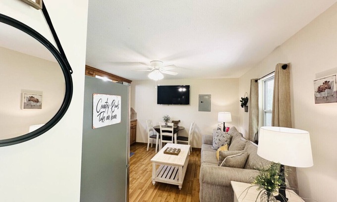 Pine Grove Cabina | Milk Hand House.. Peaceful 1 bedroom cabin