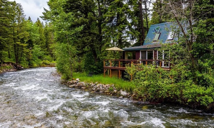 Livingston Cabaña | Mill Creek Cabin - Creek Frontage Cozy Mountain Cabin on Mill Creek!