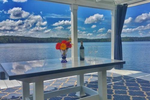 Winchester Casa | Million Dollar Views: Lakefront, Dock, Kayaks+More