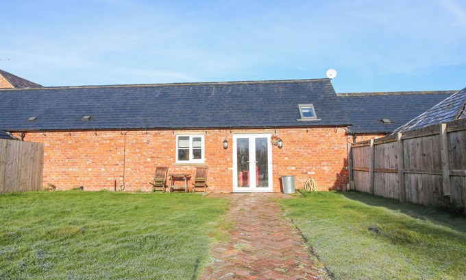 Stoney Stretton Cabaña | MILLSTONE COTTAGES - MIDDLE COTTAGE, pet friendly in Westbury