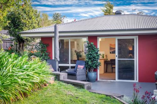 Milton Casa | Milton Village Retreat - secluded comfort