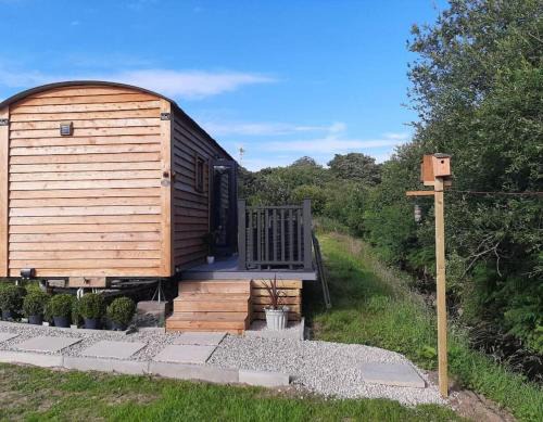 Malltraeth Casa | Min yr Afon - Cabin - Sleeps 2 - Hot Tub - Parking