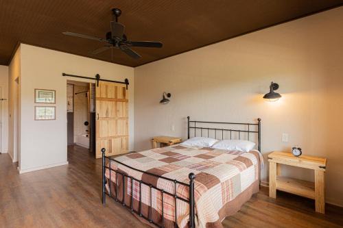 Tombstone Chalet De Esquí | Miners Cabin #2 - King Bed - Accessible Room - Private Balcony