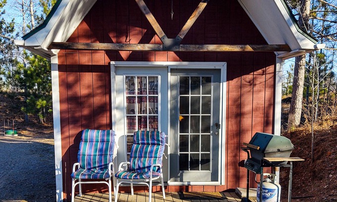Champion Cabina | Mini Cabin Tucked Away in Moose Country