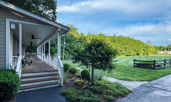 Labadie Casa | Mini Pointer | Dog Friendly, near Purina Farms, WashMO, Wedding venues