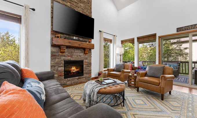 Hollister Cabina | Mini-Red Rock! Hot tub, Firepit, Dogs Welcome,