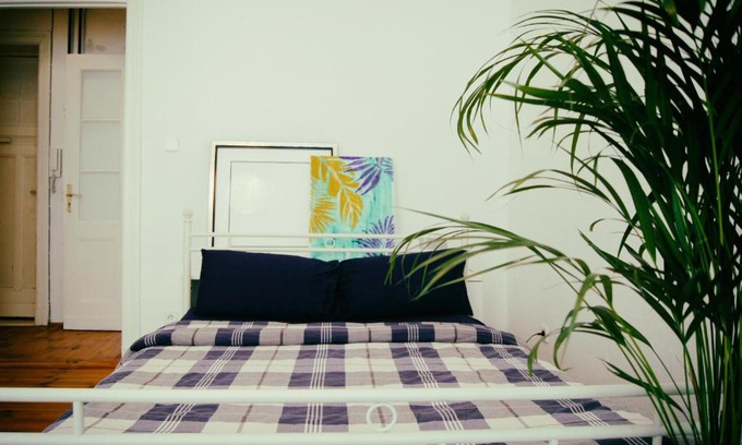 Friedenau Casa | Minimal Room in a Family home