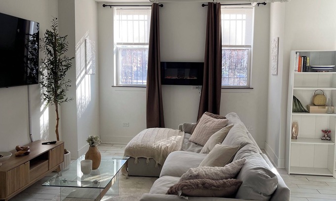 West Ridge Apartamento | Minimalist Aesthetic apartment with WiFi in vibrant Chicago