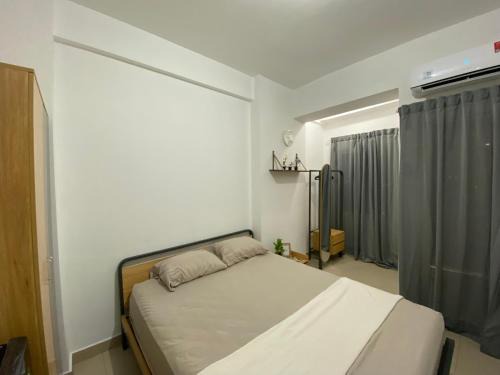 Tangerang Apartamento | Minimalist room at The Nest Apartment by Popobella Near Puri Indah West Jakarta