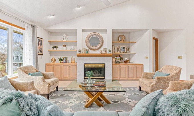 Burnsville Casa | Minnesota Oak Ridge Estate: Burnsville and Apple Valley near Mall of America