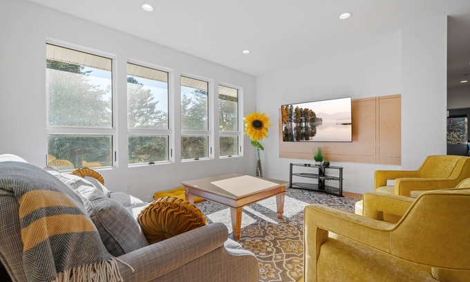 Lakeland Casa | MINNeSTAY* The Happy Home | Ski |