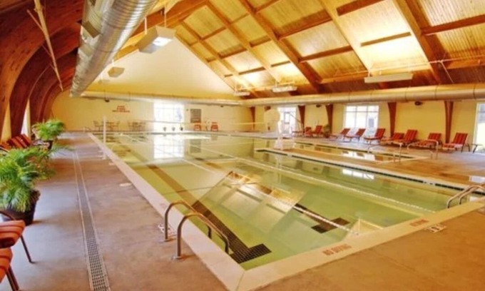 Lackey Condominio | Minutes from Bush Gardens and Colonial Williamsburg, great amenities and space!