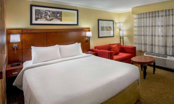Woburn Otro | Minutes from New England Aquarium! 2 Units, Free Parking, Pets Are Welcome!