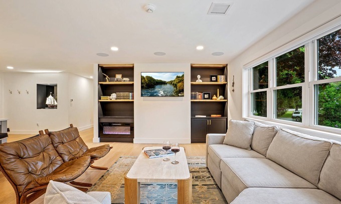 Southern Coast Casa | Minutes to Beaches, Fenced In Yard & Deck, Chefs Kitchen, Beautiful Modern Home