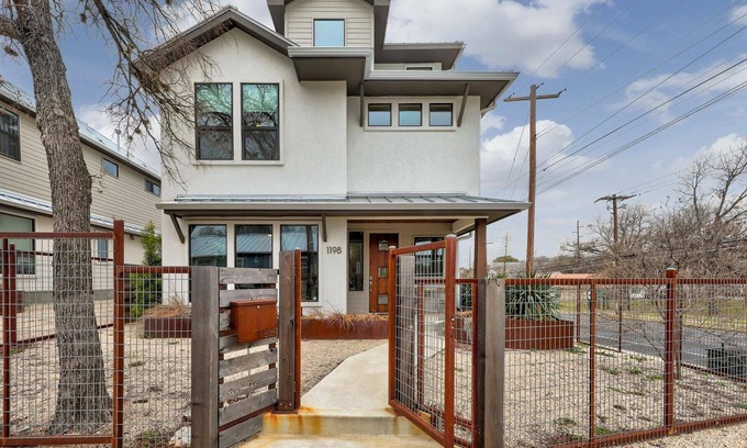 Swede Hill Casa | 4BR / 2. 5BA Casa elegante de tres pisos con vistas al centro de la ciudad - ¡Increíbles tarifas ACL!