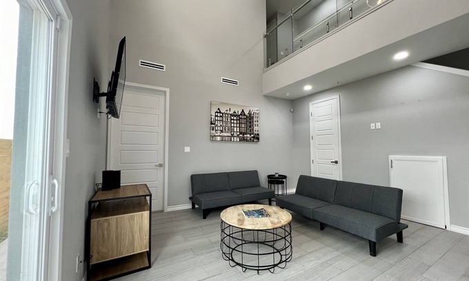 Brownsville Condominio | Miramar #1 - Modern & Spacious 3BD/3BA - WiFi
