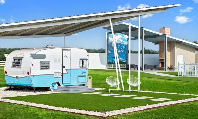Willow City Casa | Miss Estella - Glamping, Pool & Fireplace