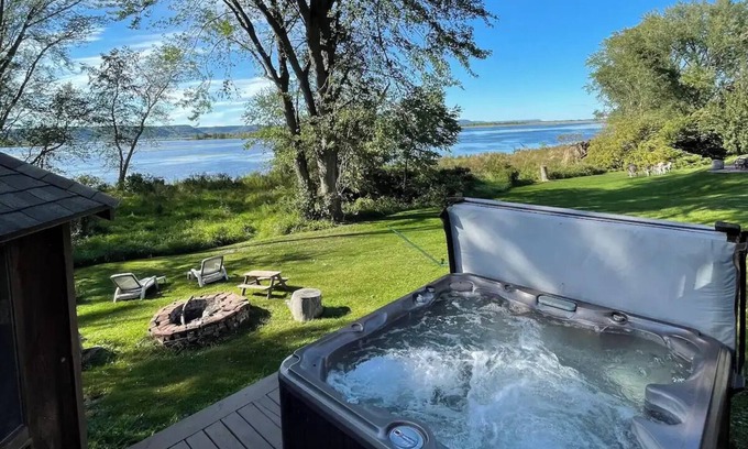 Stoddard Casa | Mississippi River Home / HOT TUB / Sleeps 8