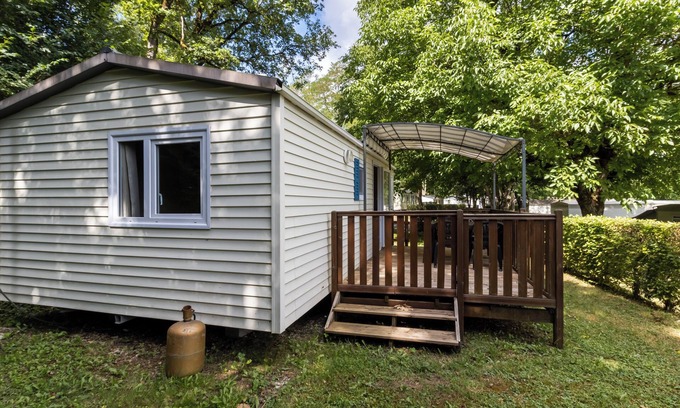 Saint-Pompont Casa | Mobile Home 'Le Chene' with Shared Pool, Private Terrace and Private Garden