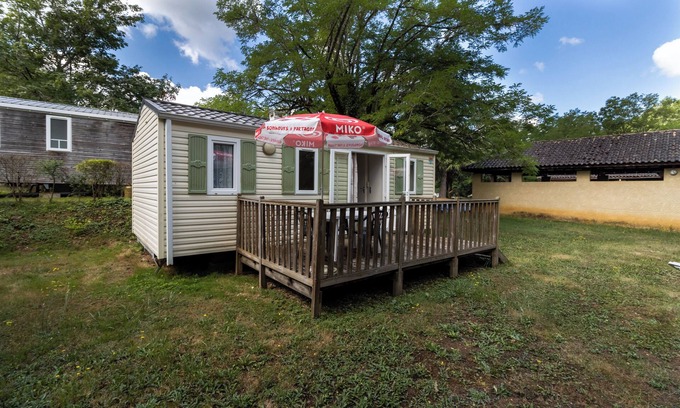 Saint-Pompont Casa | Mobil Home 'Le Noyer' con piscina compartida, terraza privada y jardín privado