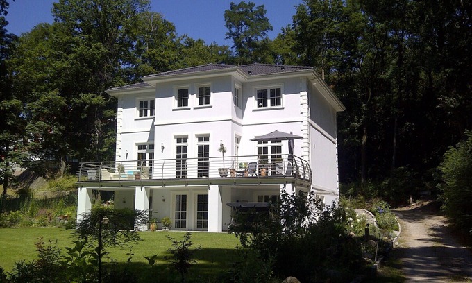 Wilhelmshorst Apartamento | apartamento moderno en una villa espaciosa, parcela de 3.000 metros cuadrados, orientación sur, bosque, WIFI-FREE