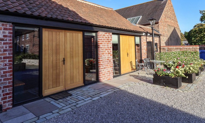 Nether Poppleton Otro | MODEL FARM CART SHED, romantic, character holiday cottage in York