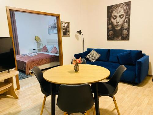 Hradec Kralove Apartamento | Moderní apartmán u Velkého náměstí 1, Wi-Fi a Netflix zdarma, koupelna s vanou