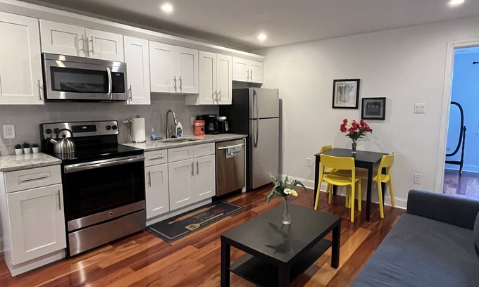 Passyunk Square Apartamento | Modern 1 bedroom apartment close to Geno's / pat's, Sports Centers