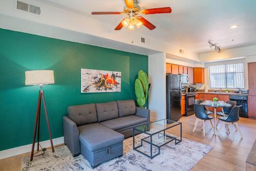 Glendale Sports and Entertainment District Apartamento | Modern 1BD Walk to Westgate Pool Gym WD