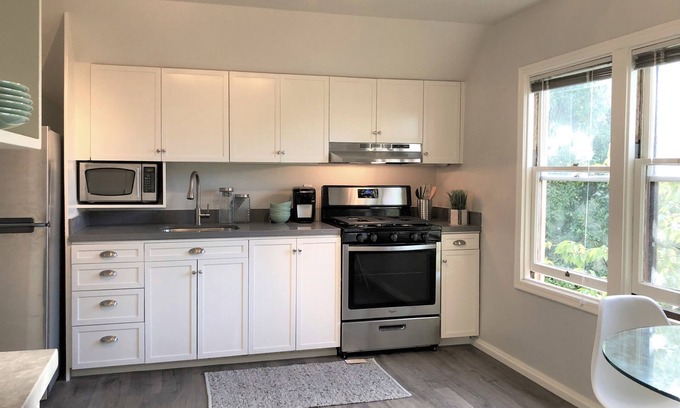 West Alameda Apartamento | Retiro moderno de 1 hab + balcón privado para 4 personas