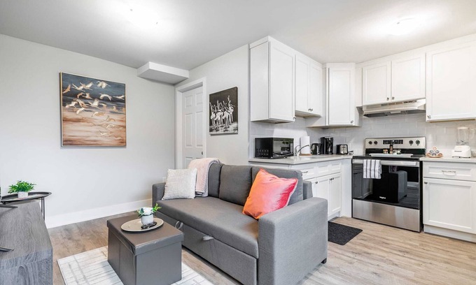 Central Hamilton Apartamento | Modern 1BR Condo in the Vibrant James North