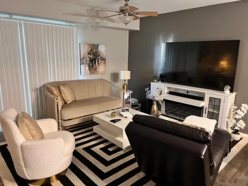 Farmington Hills Apartamento | Modern 1BR Porchlight retreat