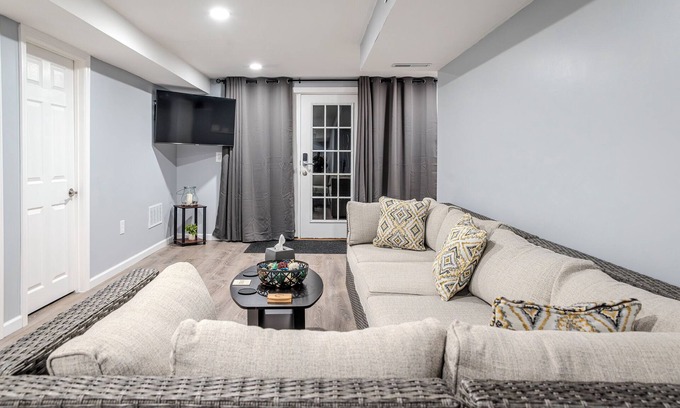 Derry Apartamento | Modern 2-bedroom 1 bathroom apartment with private entrance and fitness room.