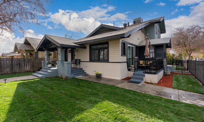 Raisin Casa | Modern 2-bedroom house in Tower district Fresno with WiFi, AC