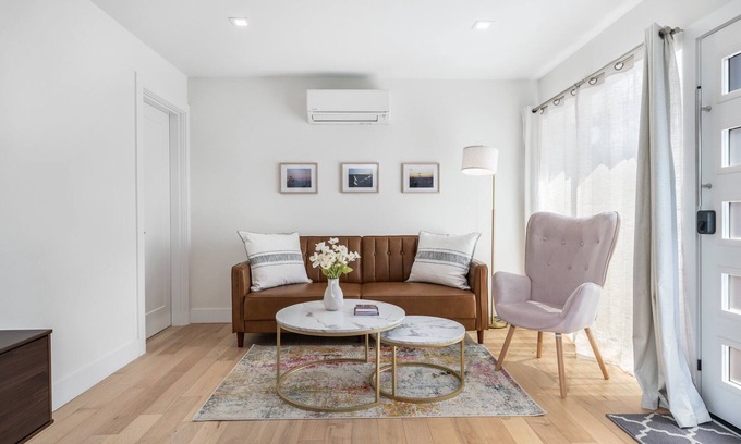 Fremont Condominio | Modern 2B/1B Fremont Suite with Prime Walkability