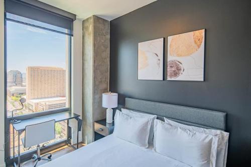 Evans Churchill Apartamento | Modern 2BD - HighRise DT, Pool, Gym, Parking - Sleeps 5