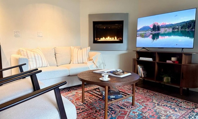 West Vancouver Casa | Modern 2 Bed + 2 Bath Suite in Central Location