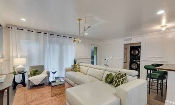 Junius Heights Condominio | Modern 2BR, 2BA luxury condo in central Dallas with private patio, designer interiors, and access to award-winning courtyard retreat.