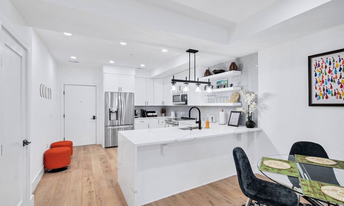 Brightwood Park Condominio | Modern 2BR/2BA with Roof Patio