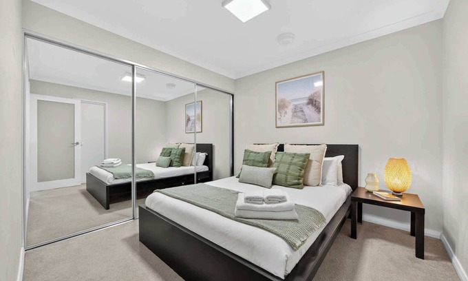 Rockingham Apartamento | Modern 2BR Apartment in the Heart of Rockingham, Close to Beach, Shops, & Naval
